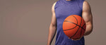 Pria memegang bola basket sesuai ukuran bola basket tepat