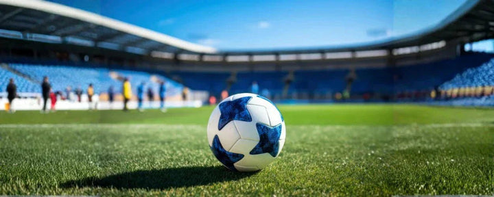 ukuran bola sepak bola yang dipakai dalam pertandingan resmi ditampilkan pada stadion