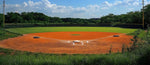 Gambar tersebut memperlihatkan ukuran lapangan softball dengan susunan infield berbentuk diamond, posisi base, home plate, serta area outfield yang luas sesuai standar permainan