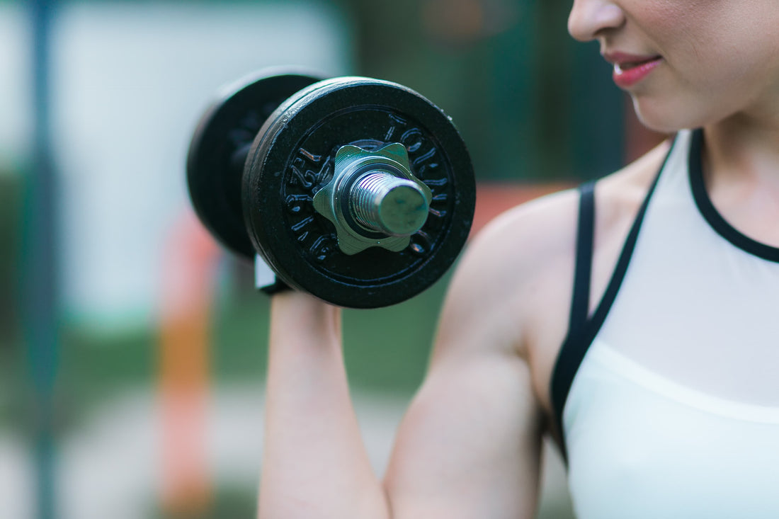 Rekomendasi Gerakan Latihan Dumbbell untuk Wanita