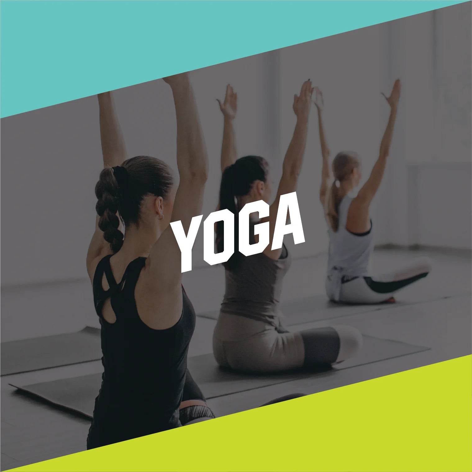 Tiga wanita sedang melakukan yoga pose duduk dengan tangan terangkat di atas matras di studio terang.